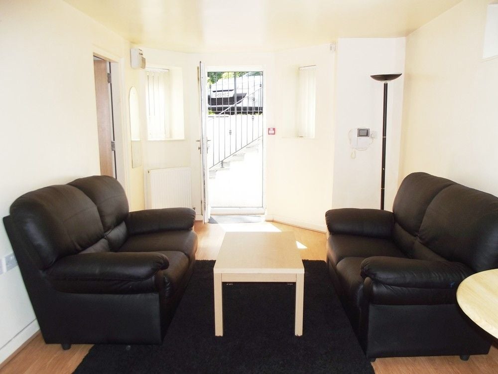 Flat Birchfields Road in Manchester