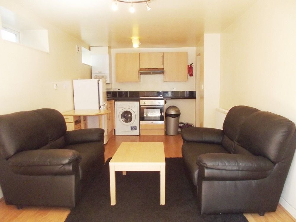 Flat Birchfields Road in Manchester