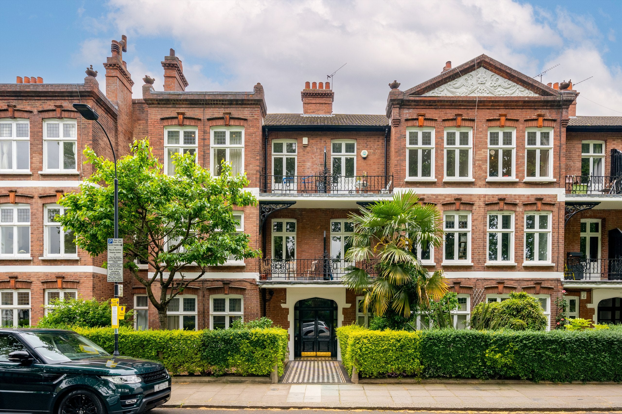 Flat Bishop's Park Road in Greater London