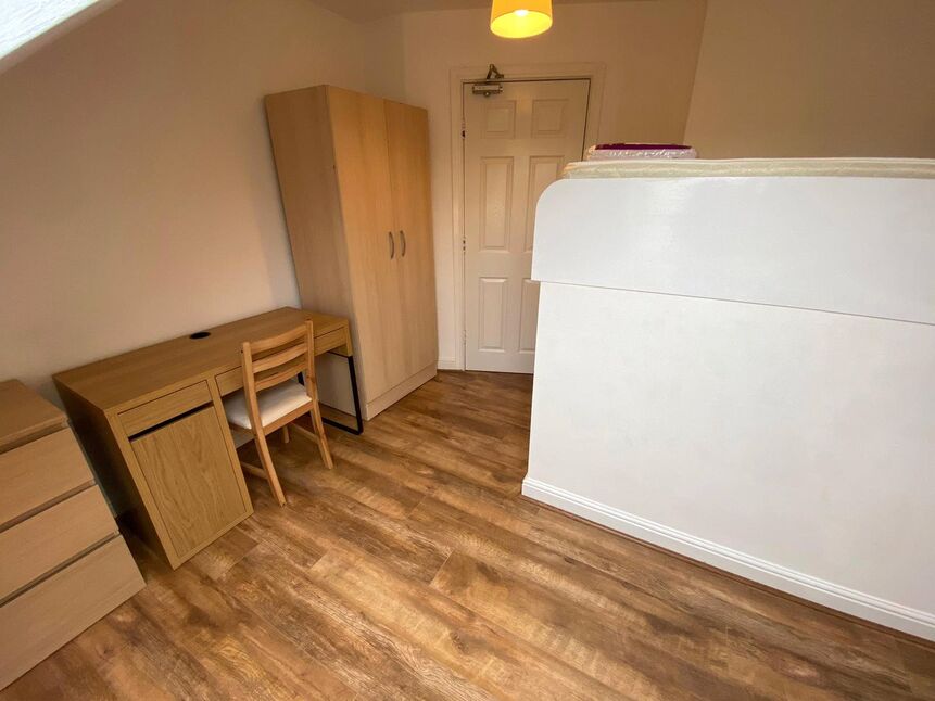 Flat Helmsley Road in Newcastle upon Tyne