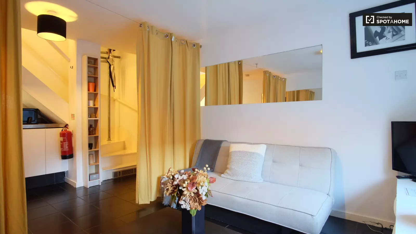 Flat Pelly Road in Greater London