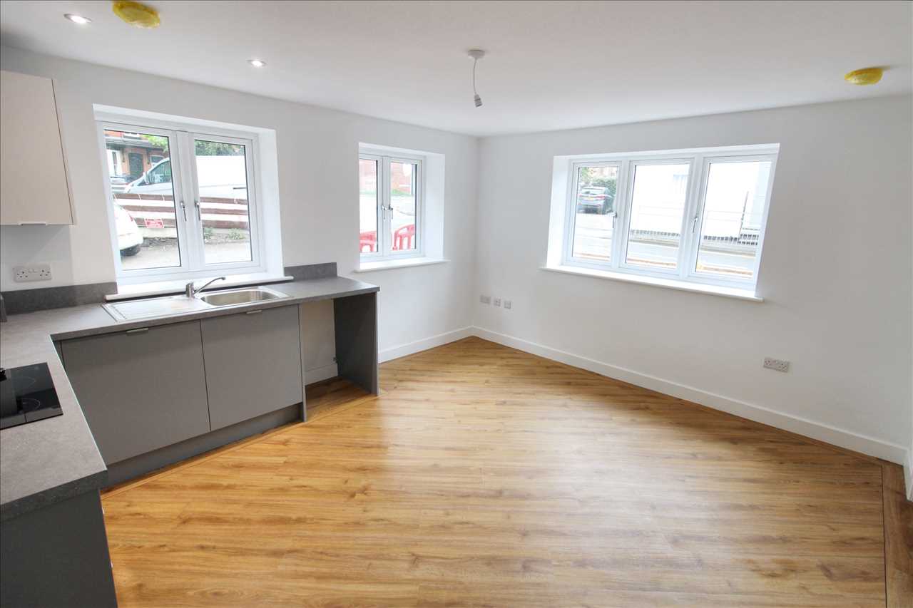 Flat Chewton Street in Eastwood