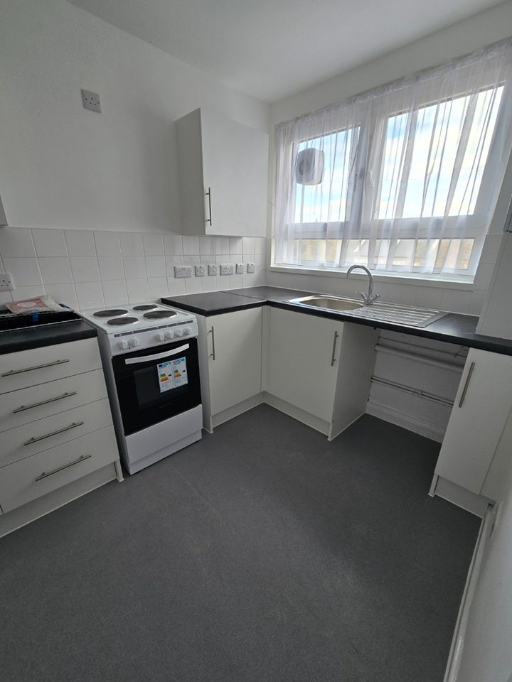 Flat Findhorn Street in Greater London