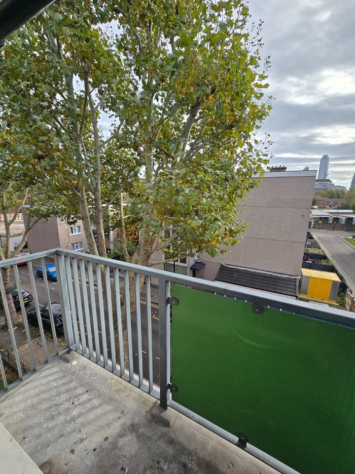 Flat Findhorn Street in Greater London