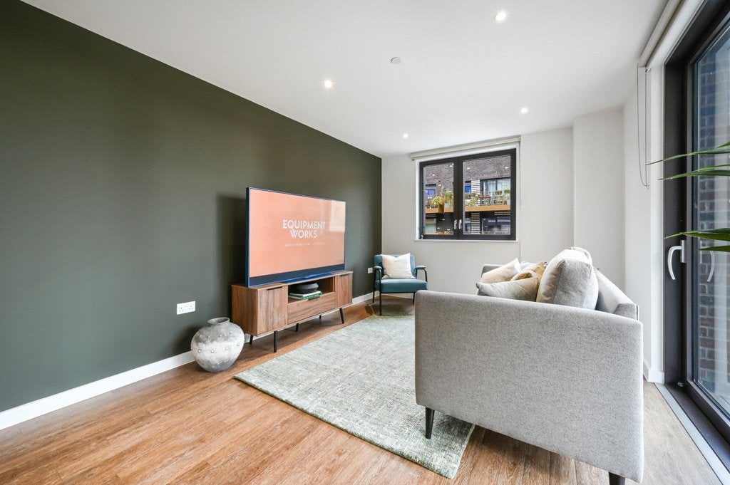 Flat Vanguard Way in Greater London