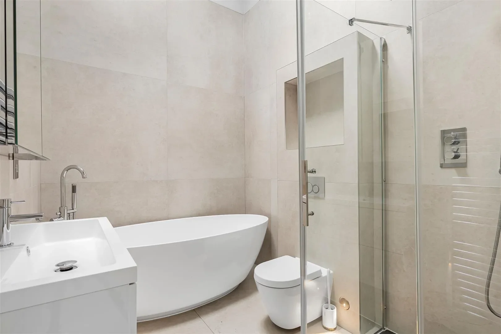 Flat Lambton Road in Greater London