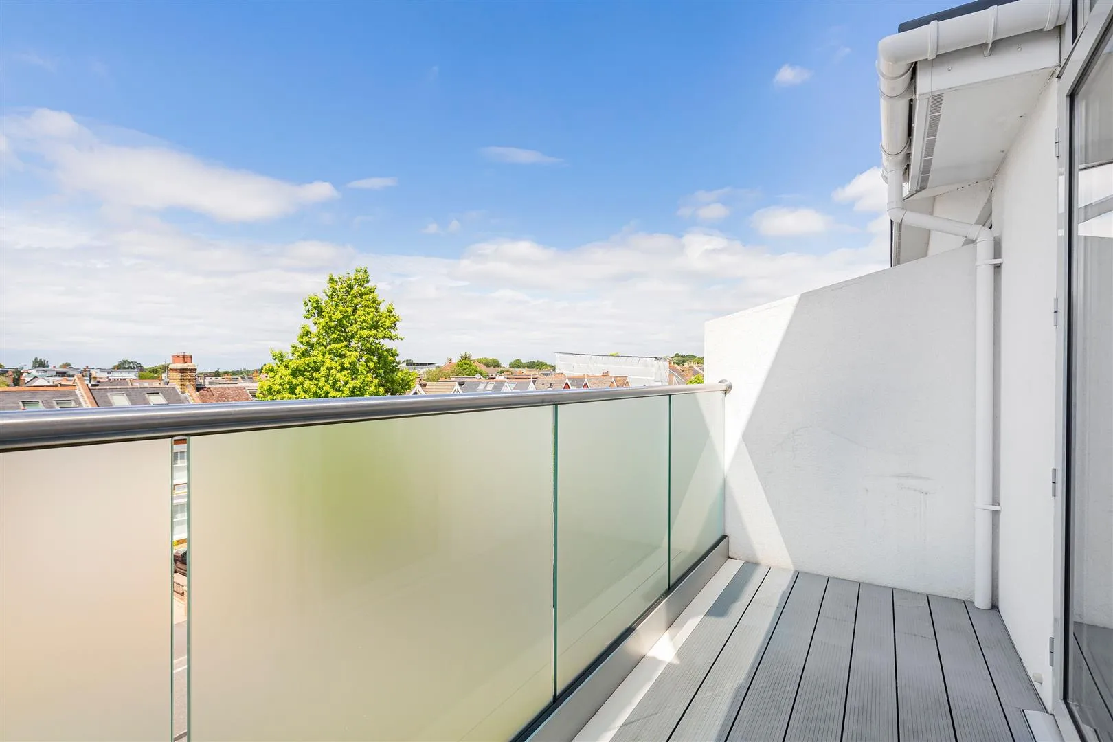 Flat Lambton Road in Greater London