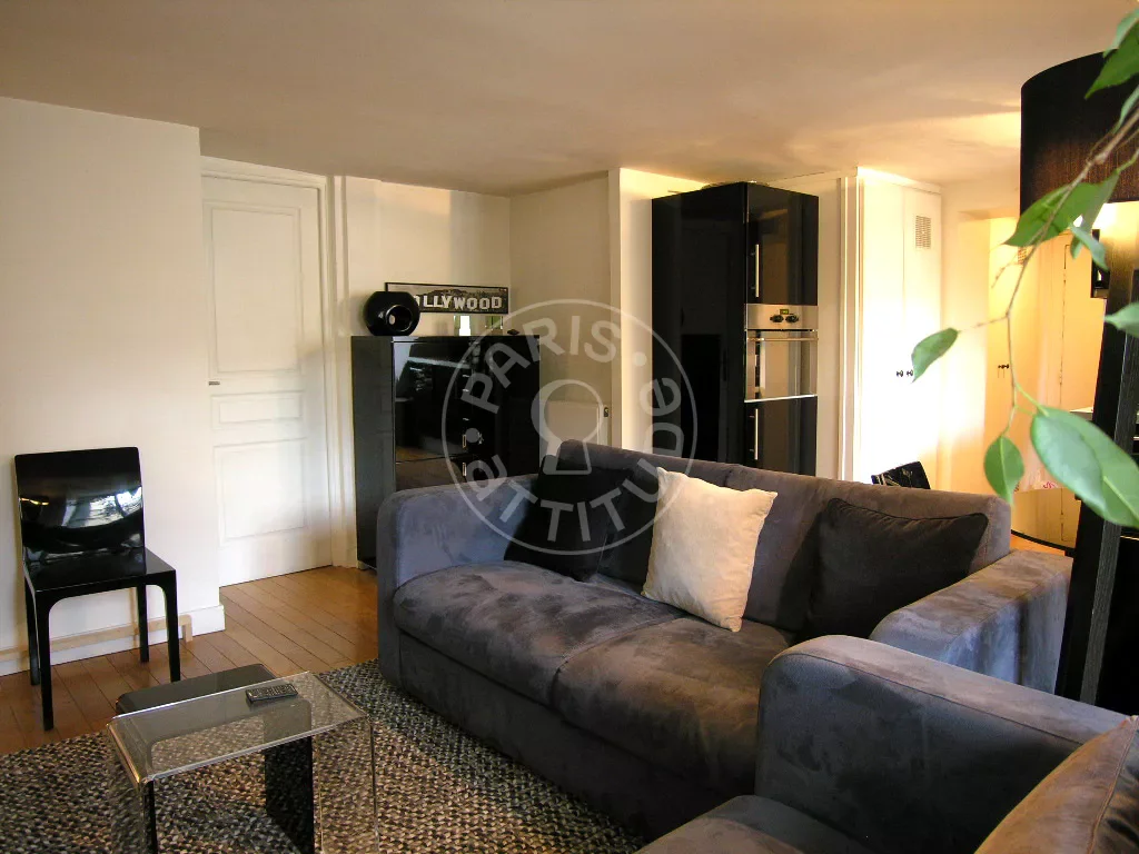 Flat Rue Louise-Émilie de La Tour d'Auvergne in Paris