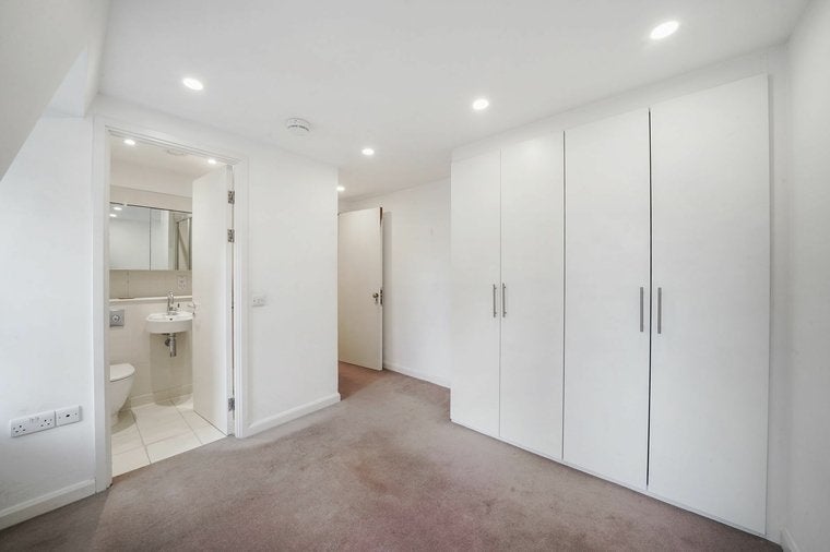 Flat Magdalen Street in Greater London