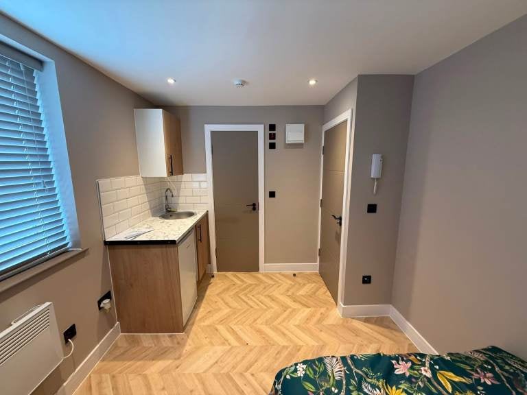 Flat Whitefriars Avenue in Greater London