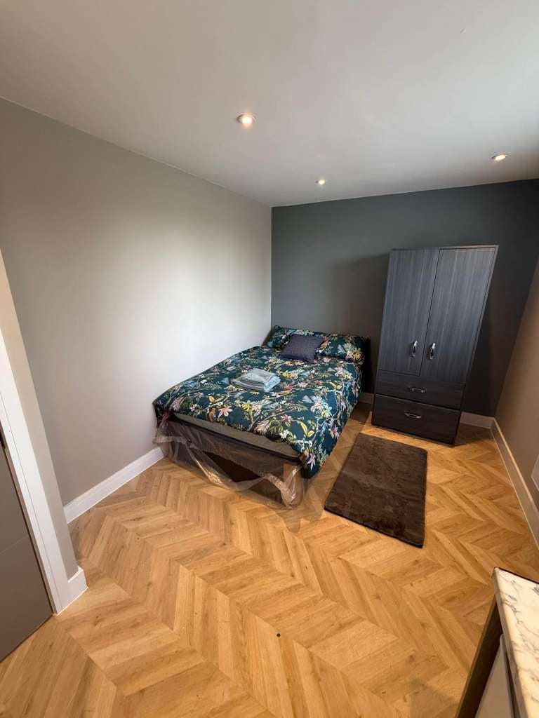 Flat Whitefriars Avenue in Greater London