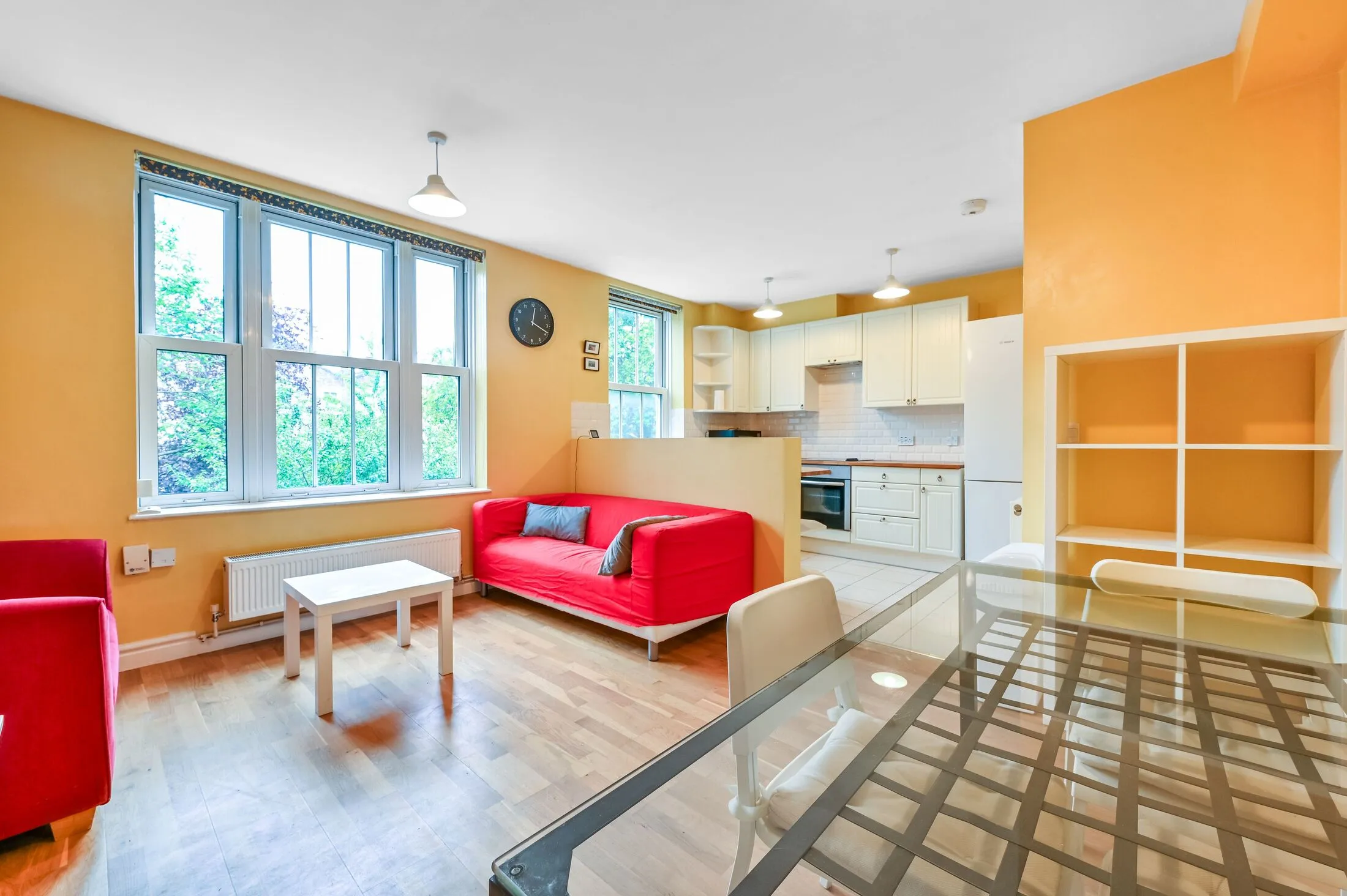Flat Queen's Crescent in Greater London
