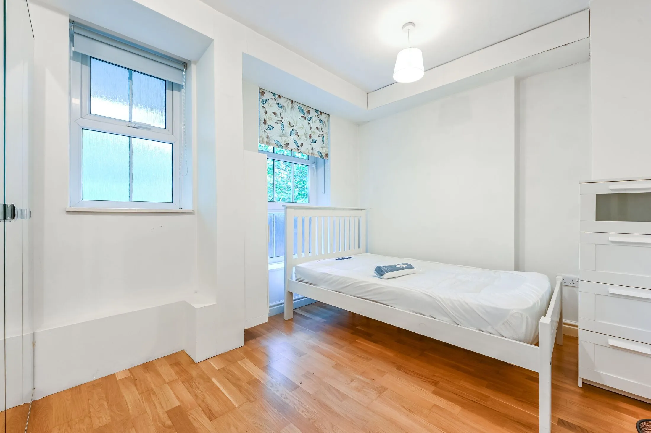 Flat Queen's Crescent in Greater London
