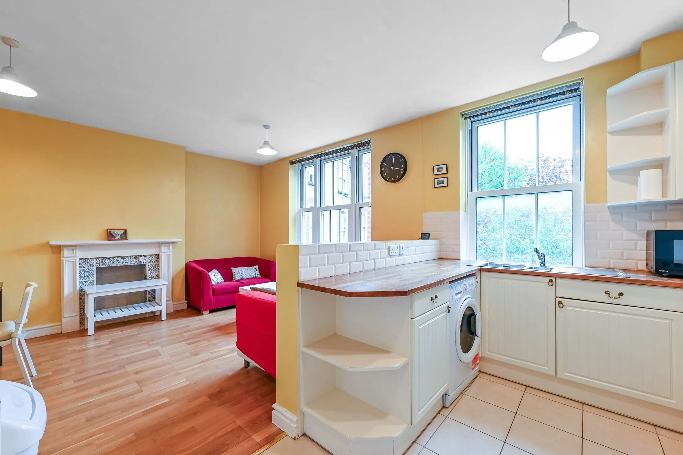 Flat Queen's Crescent in Greater London