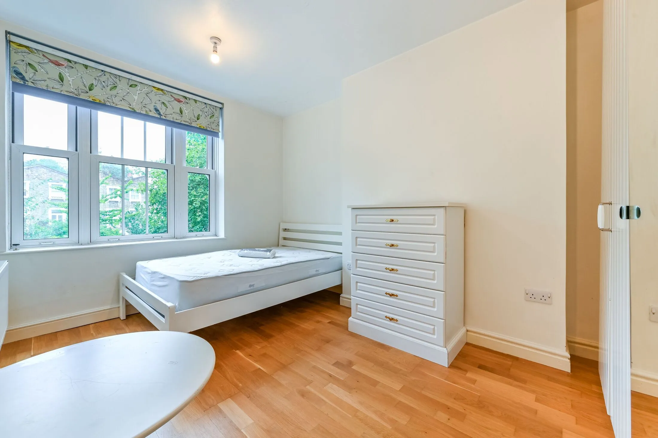 Flat Queen's Crescent in Greater London