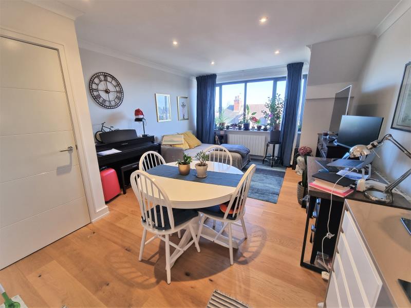 Flat Madeira Road in Woking