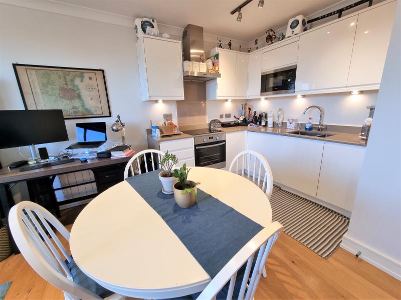 Flat Madeira Road in Woking