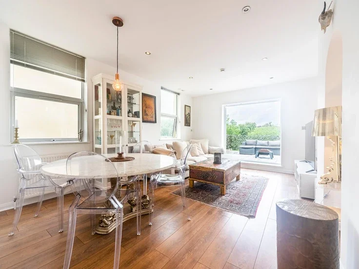 Flat Oak Avenue in Greater London