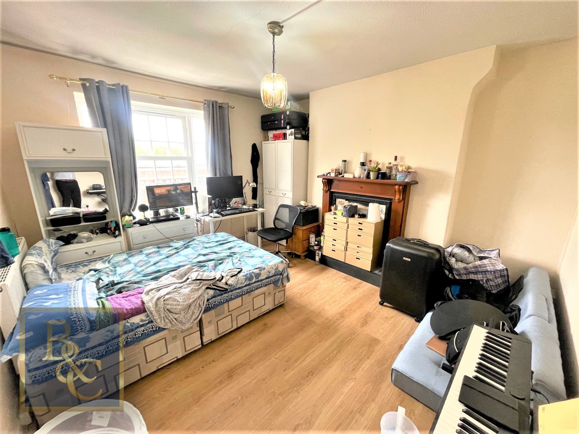 Flat Phoenix Road in Greater London