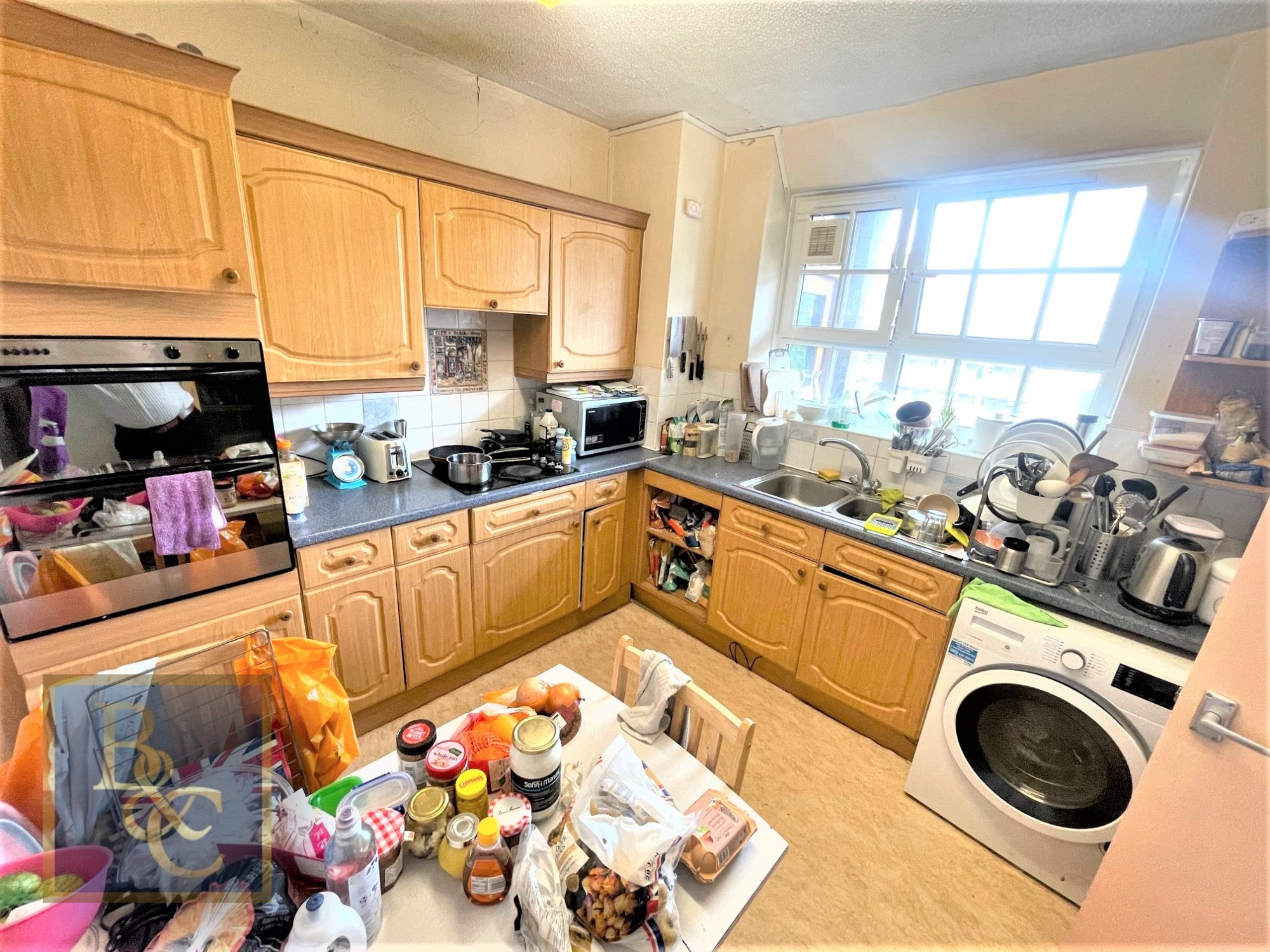 Flat Phoenix Road in Greater London