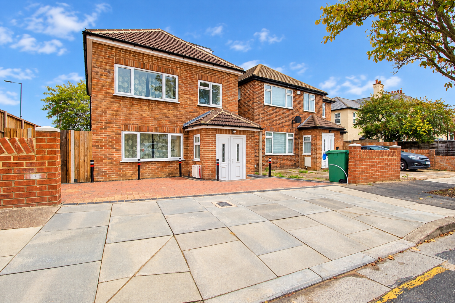 House Hawthorn Farm Avenue in London