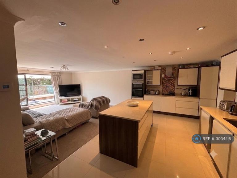 Flat Swakeleys Road in Greater London