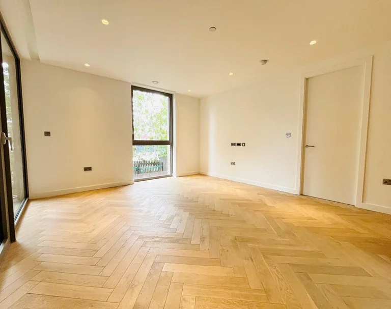 Flat Walm Lane in Greater London