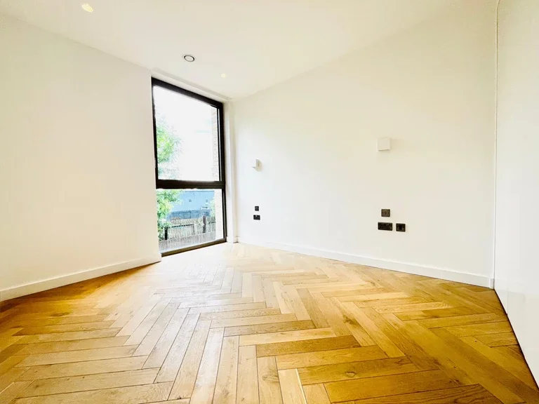 Flat Walm Lane in Greater London