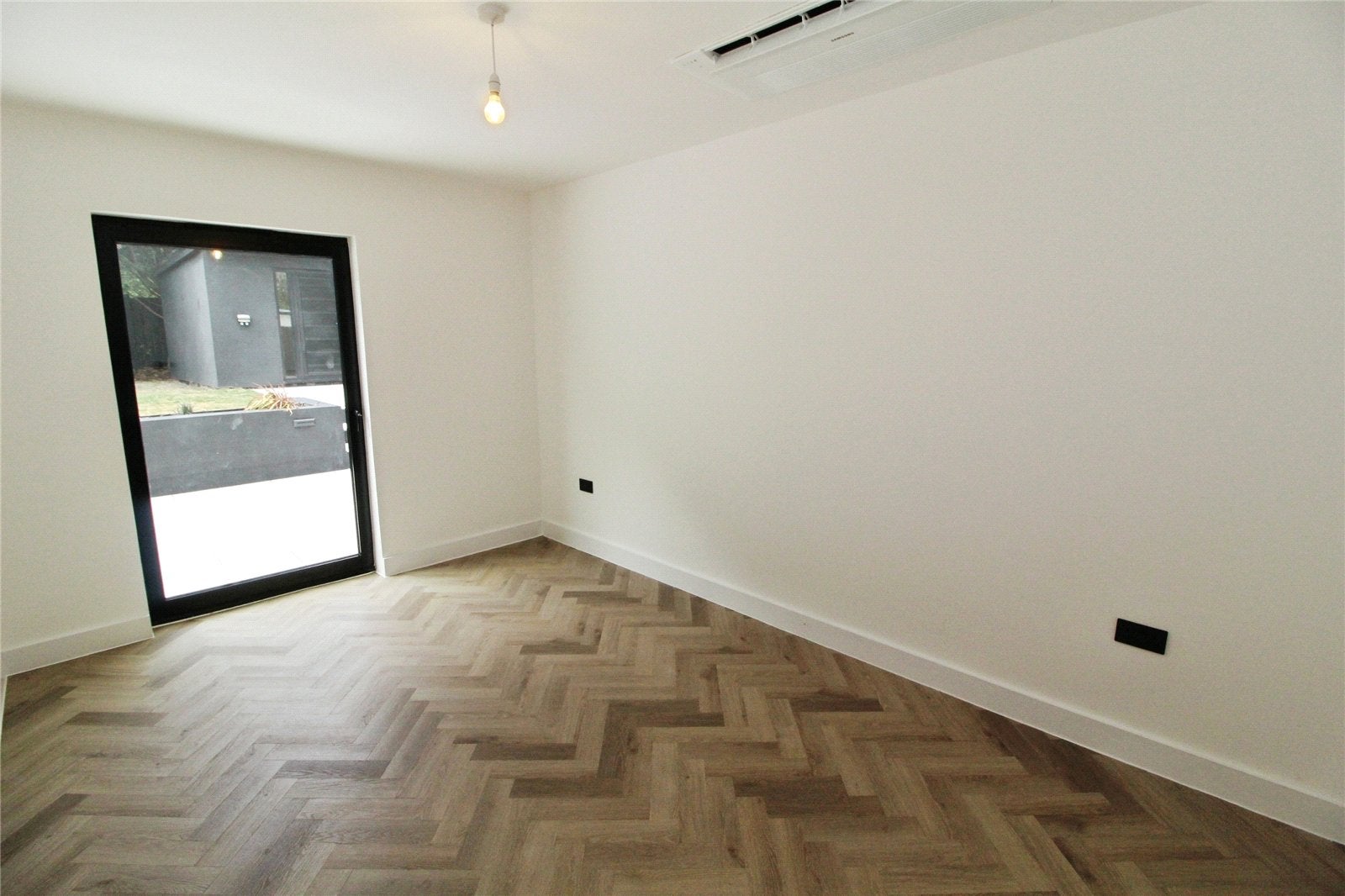 Flat Kenley Gardens in Greater London