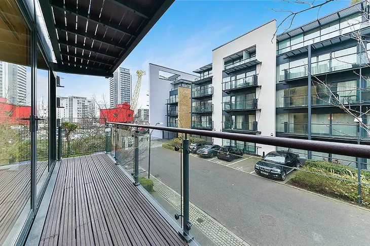 Flat Boardwalk Place in Greater London