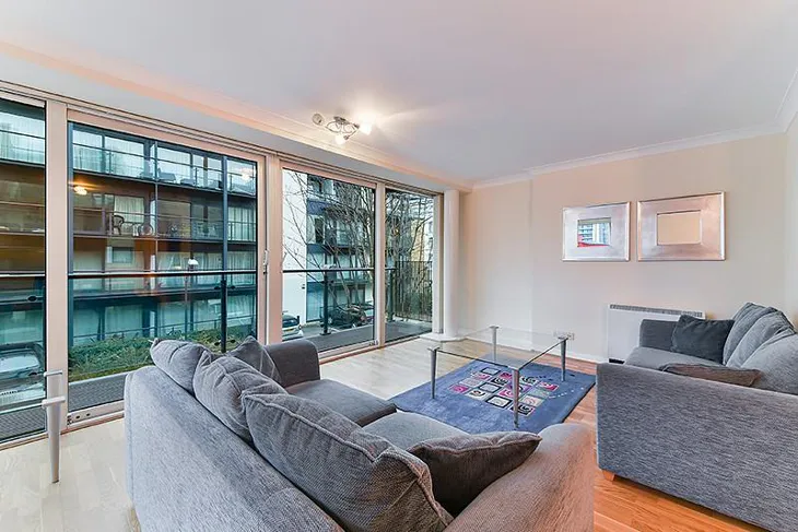 Flat Boardwalk Place in Greater London