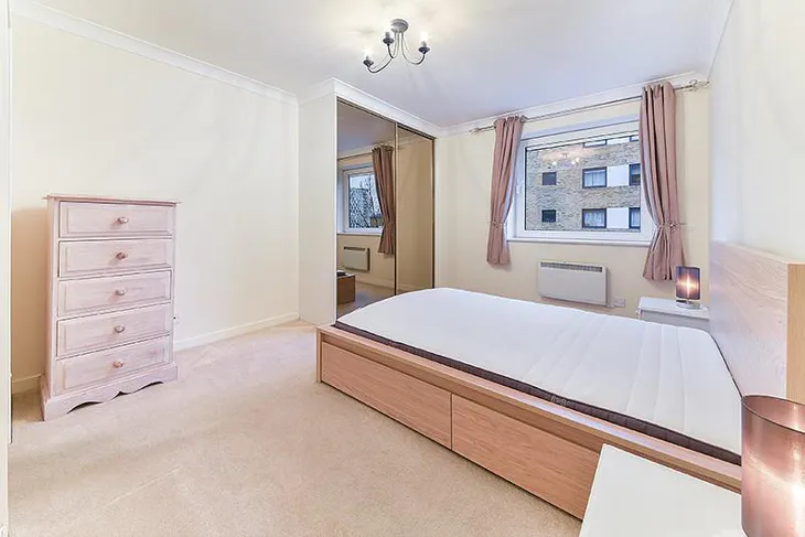 Flat Boardwalk Place in Greater London