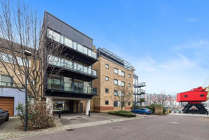 Flat Boardwalk Place in Greater London