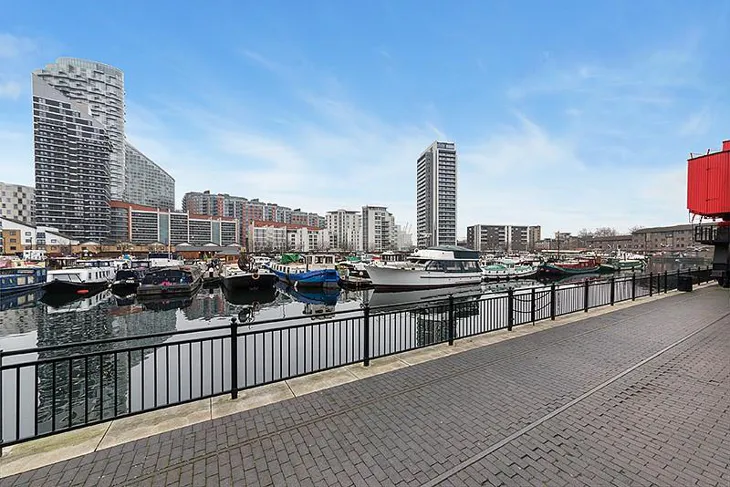 Flat Boardwalk Place in Greater London