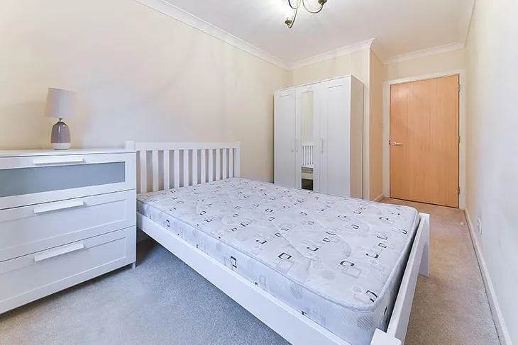 Flat Boardwalk Place in Greater London