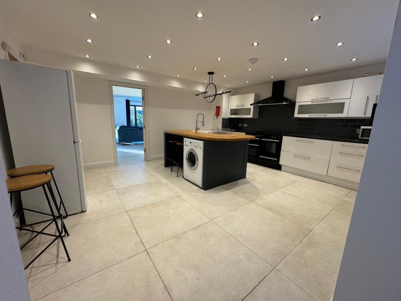 Room Broome Avenue in Charnwood
