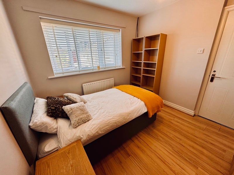 Room Allgreave Close in Trafford