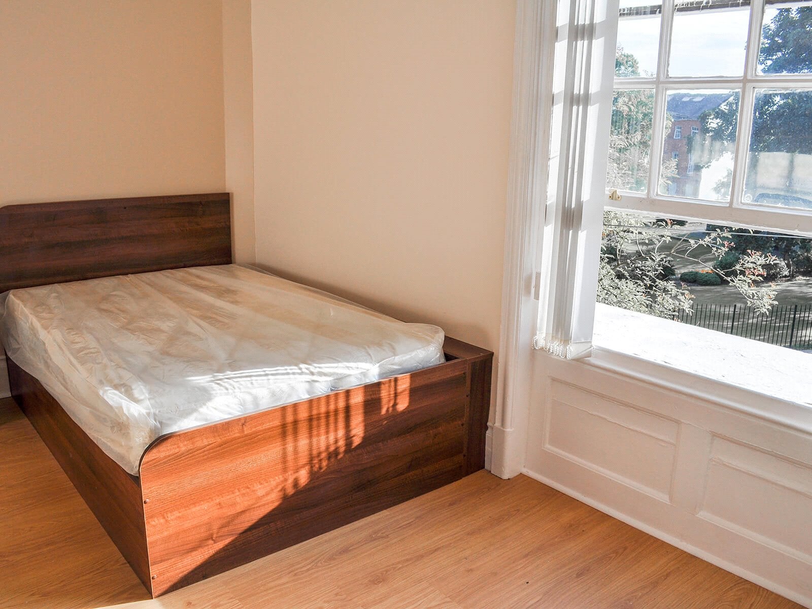 Room Clarendon Road in Leeds