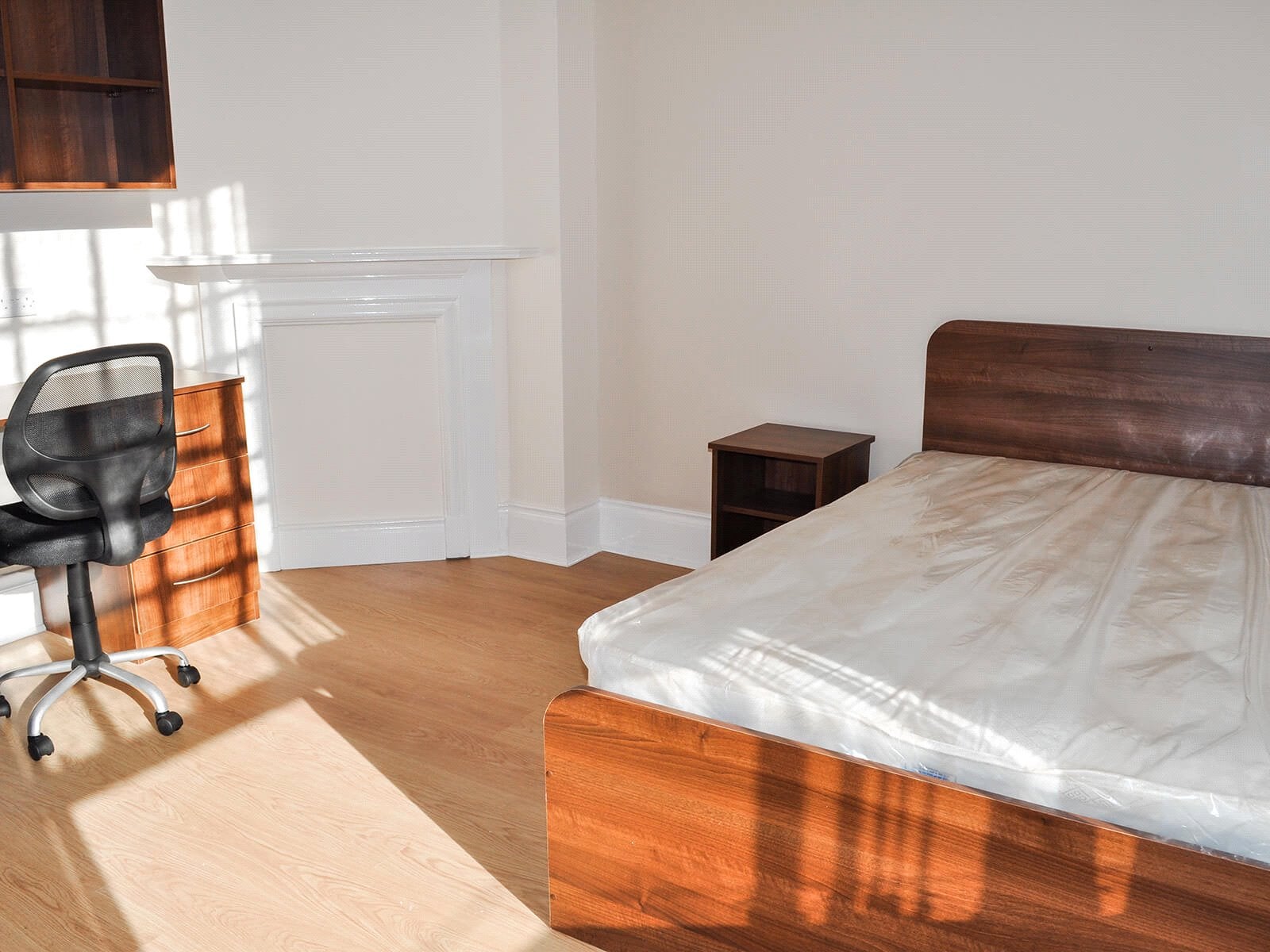 Room Clarendon Road in Leeds