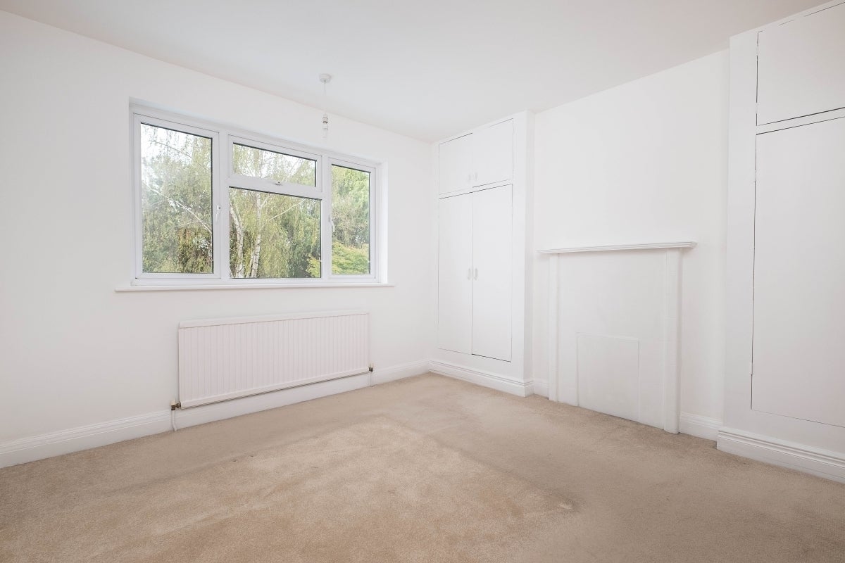House Raeburn Avenue in Greater London