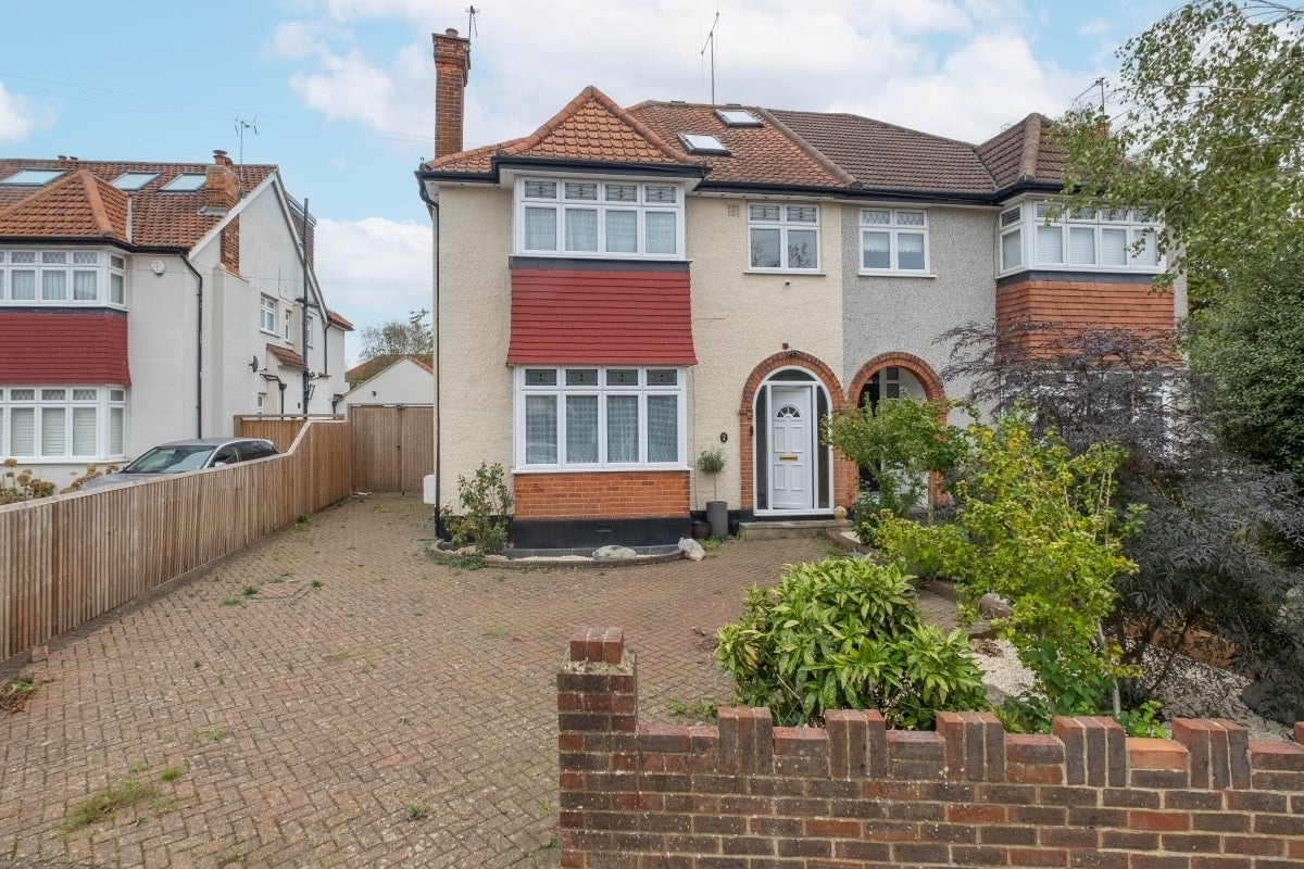 House Raeburn Avenue in Greater London