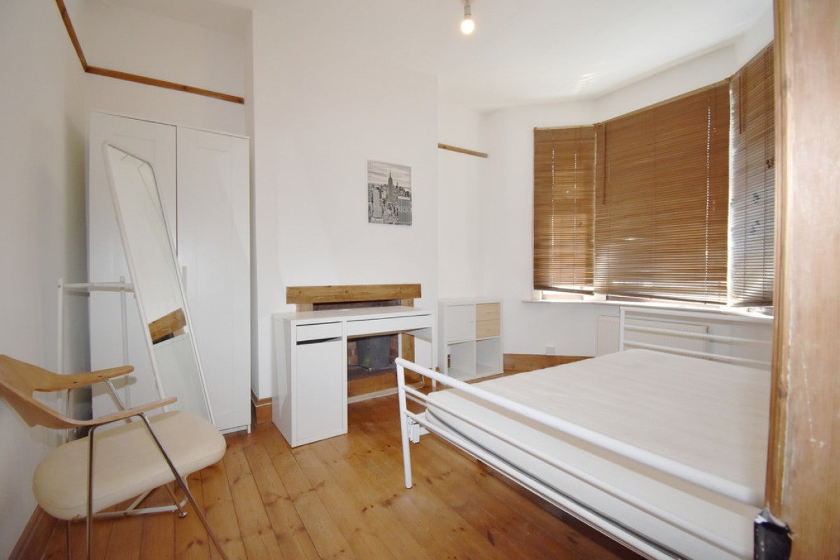 Room Bolingbroke Road in Coventry