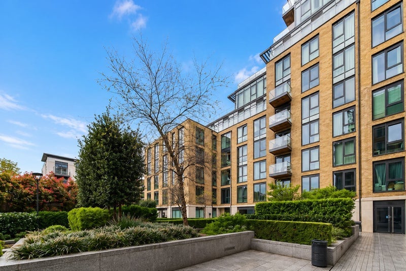 Flat Juniper Drive in Greater London