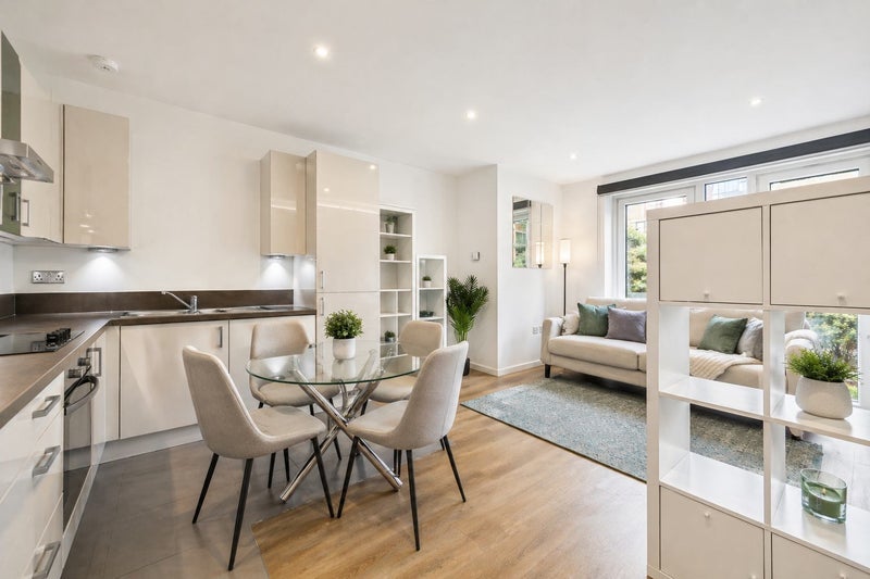 Flat Juniper Drive in Greater London