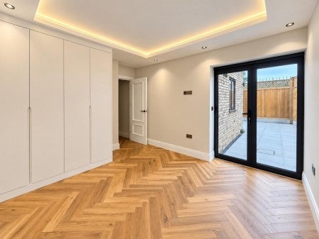 Flat Hazelwood Avenue in Greater London