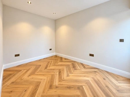 Flat Hazelwood Avenue in Greater London