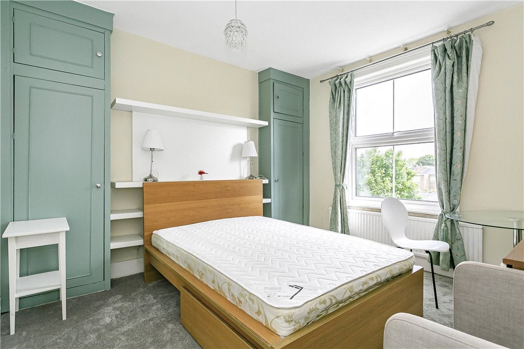 Flat Chiswick High Road in Greater London