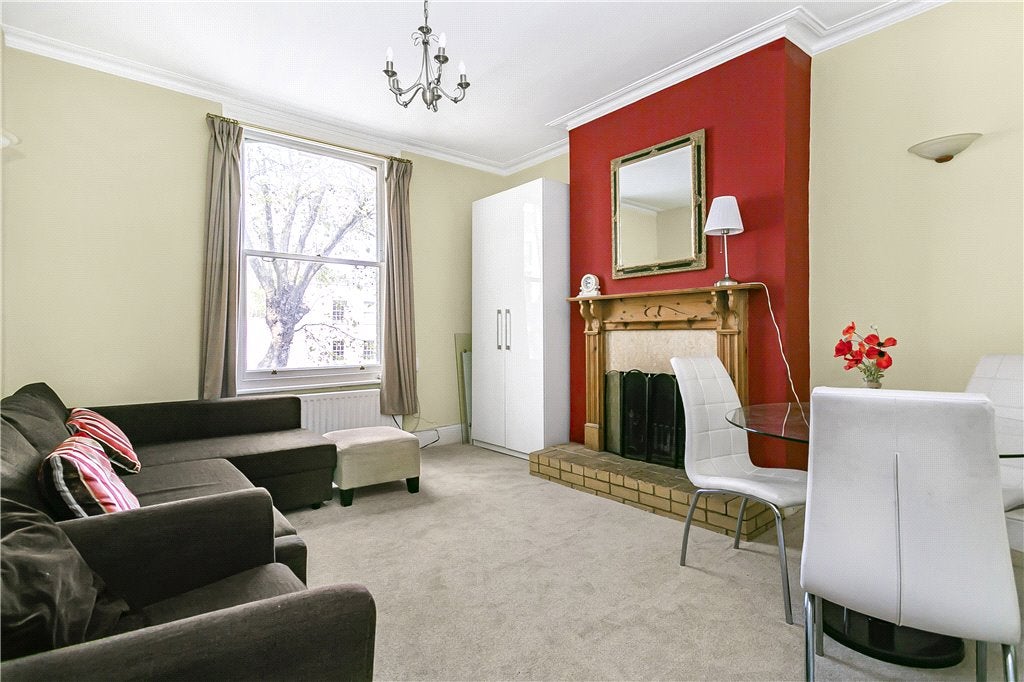 Flat Chiswick High Road in Greater London