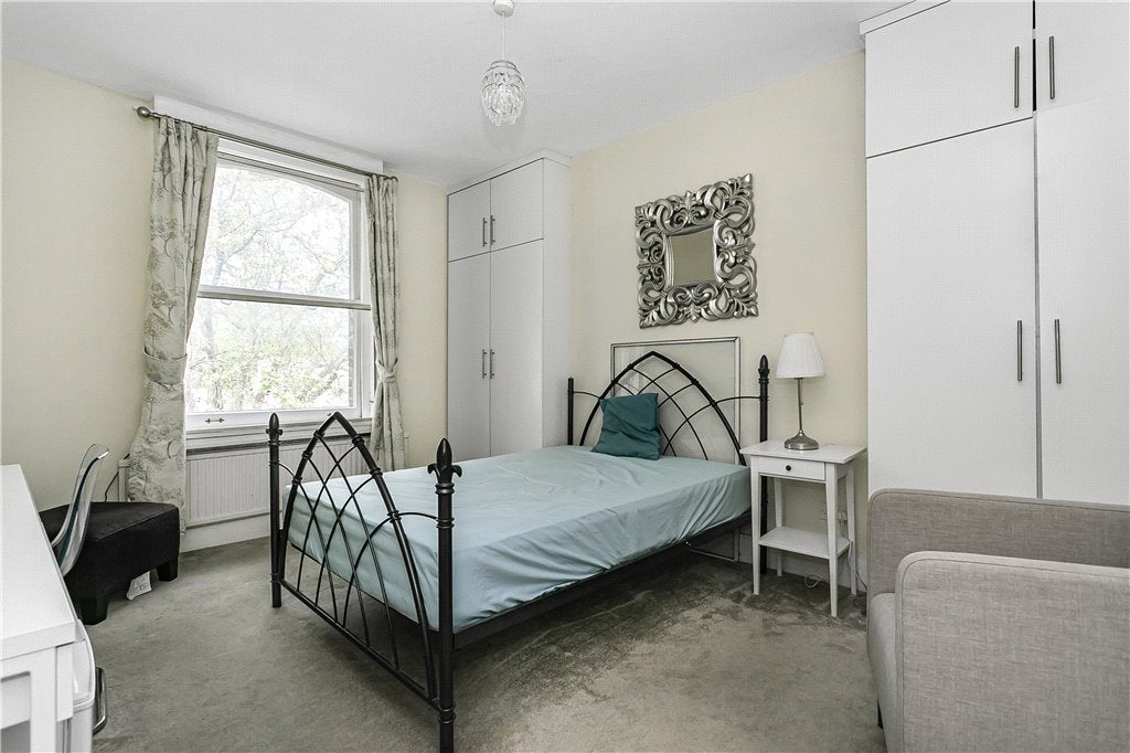 Flat Chiswick High Road in Greater London