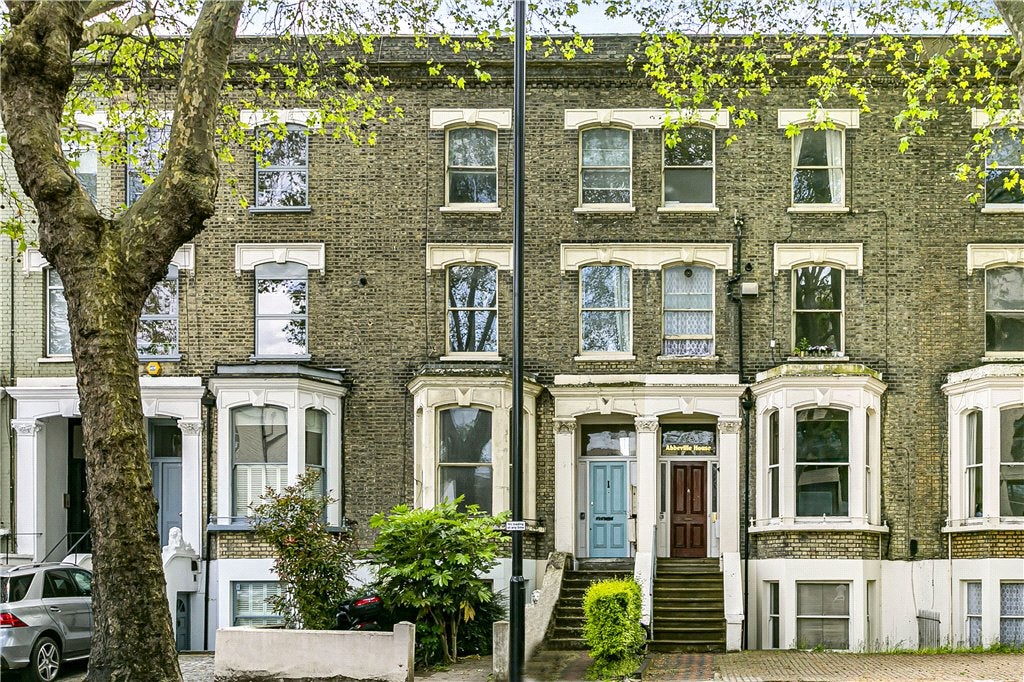 Flat Chiswick High Road in Greater London